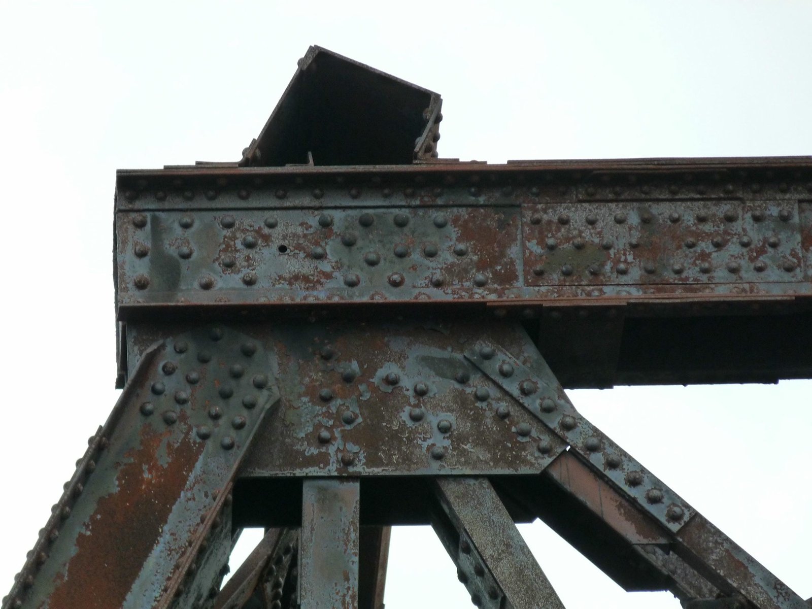 Upper angle connection where span was split.  Photo credit: Nathan Holth (Historicbridges.org); used with permission.